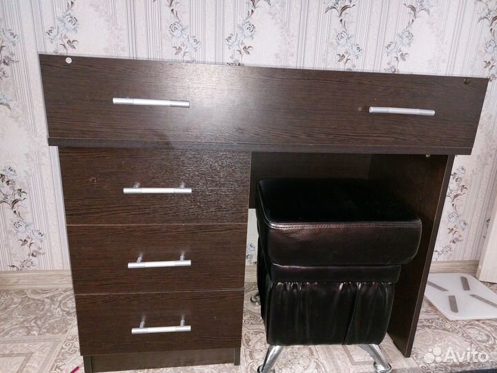 Продам дамский столик с пуфиком