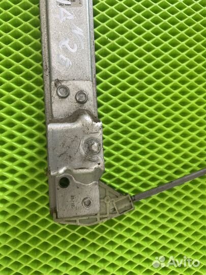 Задний левый механический стеклоподъемник калина 1