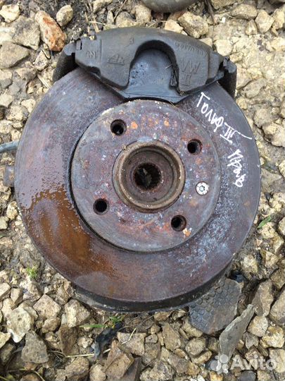 Кулак передний правый Volkswagen Golf 3