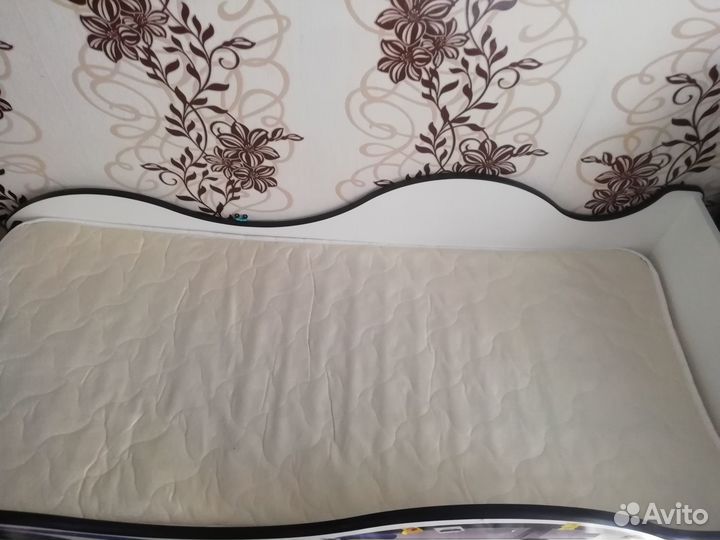 Детская кровать машина