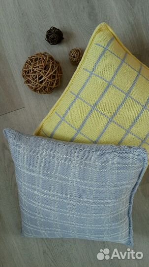 Декоративные подушки и вязанные пледы