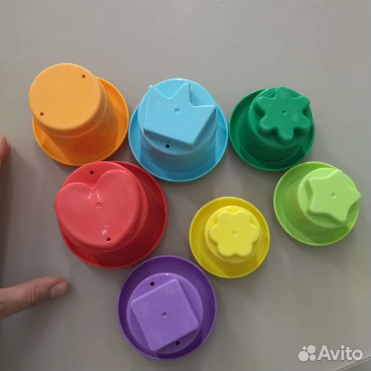 Маленькие обезьянки от игры и пирамидка