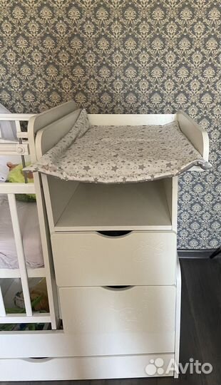 Детская кроватка с маятником