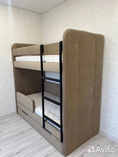 Двухъярусная кровать с 3мя спальными местами