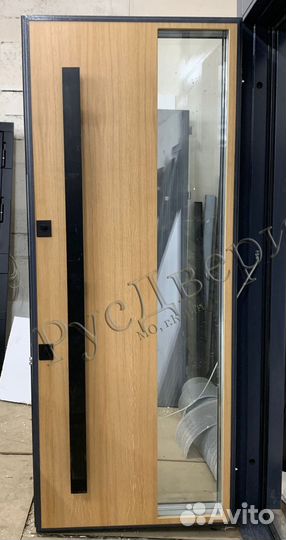 Уличная входная дверь со стеклом для загородного д