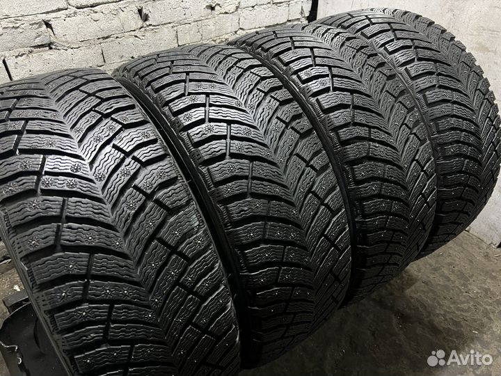Michelin X-Ice North 4 215/55 R17