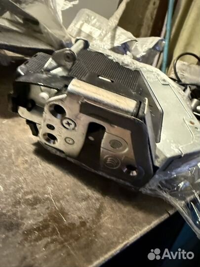 Замок двери задний лев,пр toyota land cruiser 200