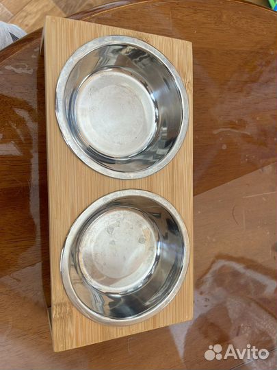 Миска для животных на деревянной подставке