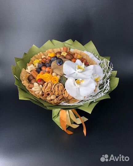 Букет из орехов