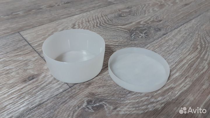 Банка пластиковая с крышкой