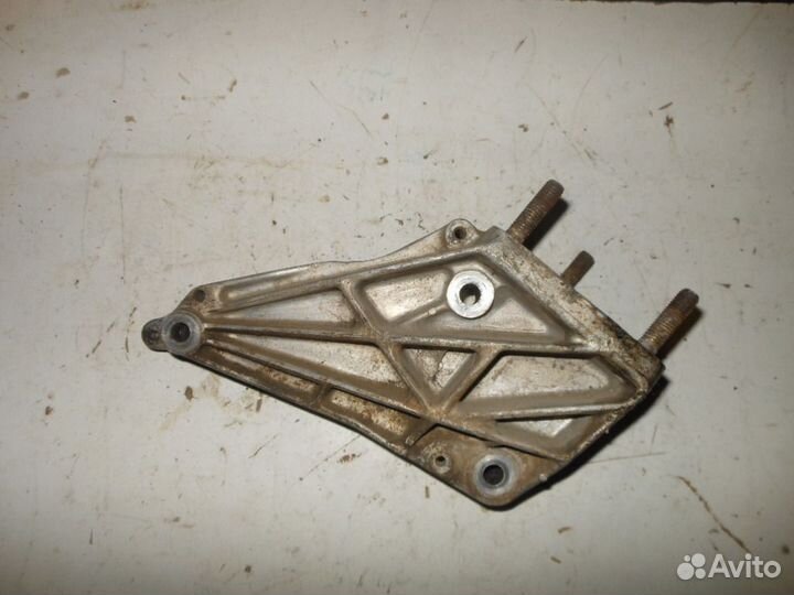 Кронштейн двигателя передний Peugeot 405 1987-1992
