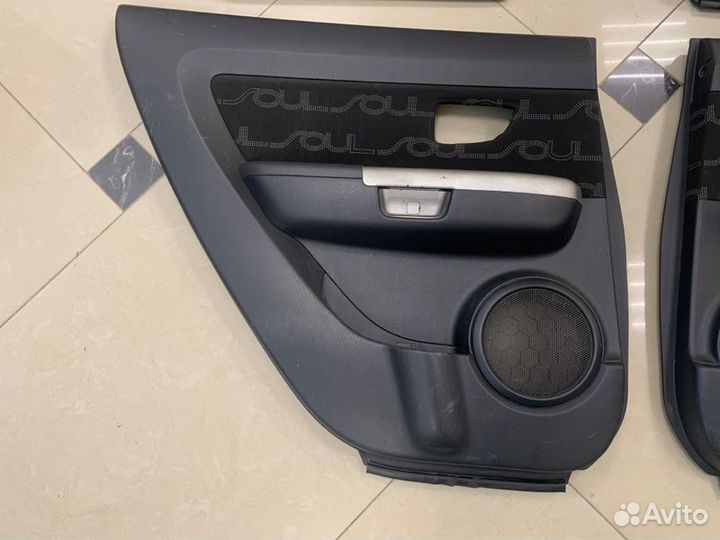 Обшивки дверей комплект Kia Soul G4FG 2012