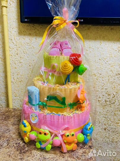 Подарок на выписку / гендер пати торт из памперсов