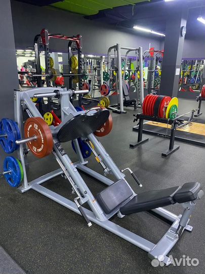 Тренажер matrix наклонный жим ногами