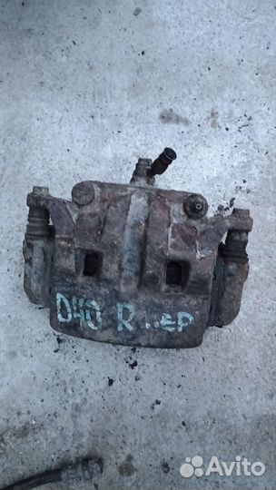 Nissan Navara d40 суппорт передний правый