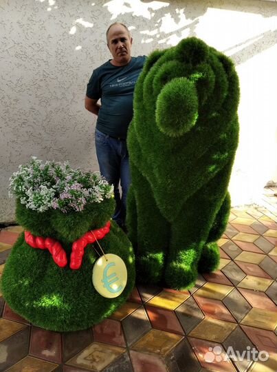 Лев из искуственной травы