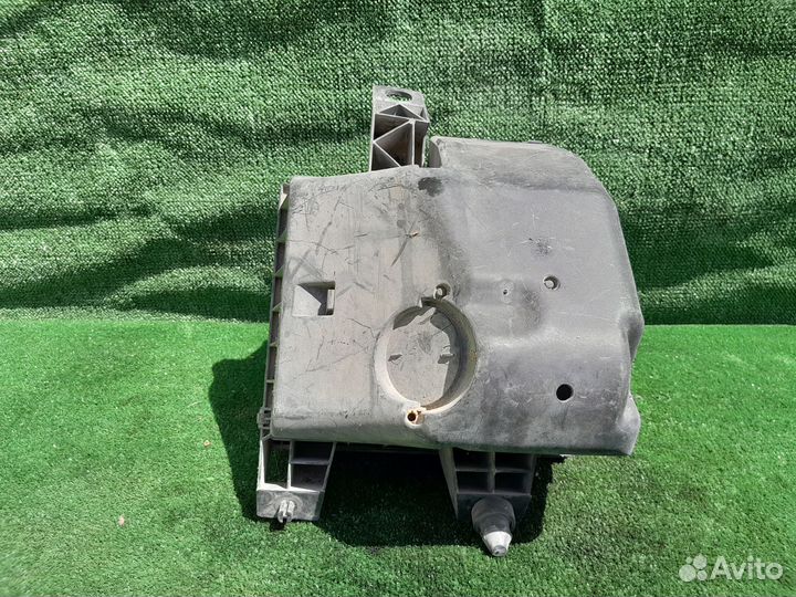 Корпус воздушного фильтра Volkswagen Passat