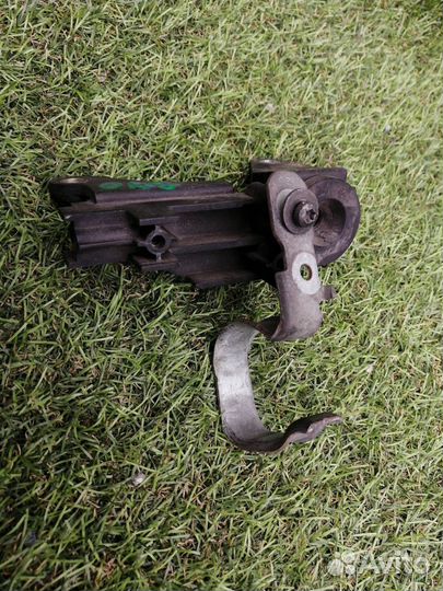 Кронштейн корпуса воздушного фильтра Volvo S40