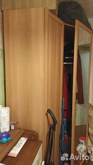 Кровать и шкаф