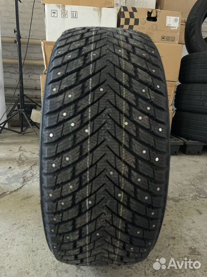 Zmax Winternova Stud II 295/40 R21