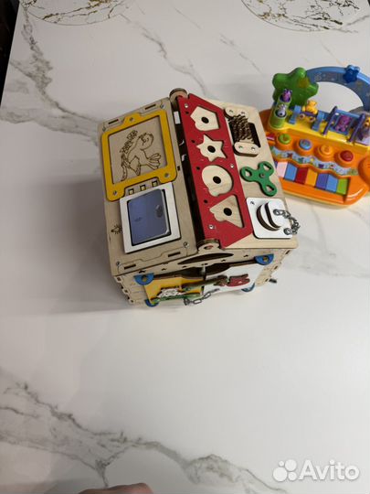 Бизиборд и развивающий центр Жирафики