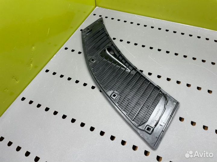 Решетка капота правая Mercedes W123 M102 E20 1983