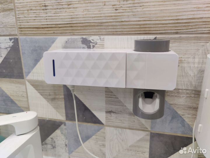 Держатель зубных щеток с UV лампой