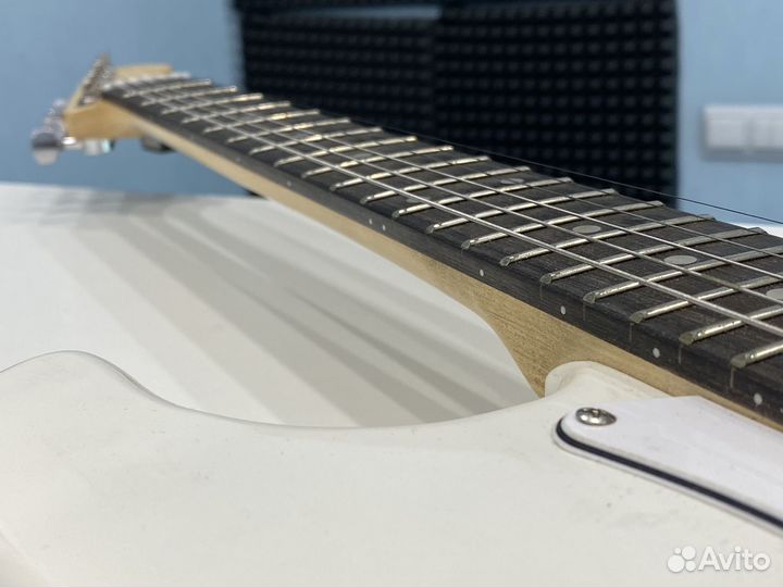 Электрогитара формы stratocaster