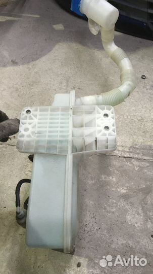 Бачок омывателя Volkswagen Touran 1