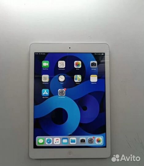 iPad Air (в идеале) с блоком и кабелем
