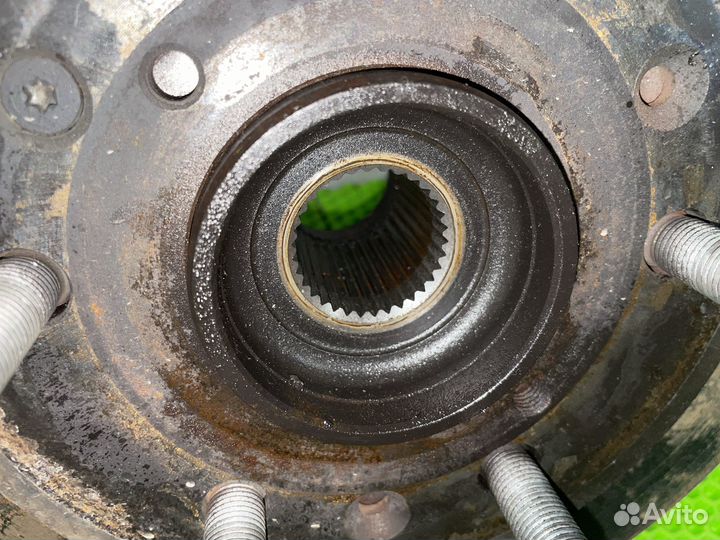 Ступица передняя левая Cadillac Escalade GMT900