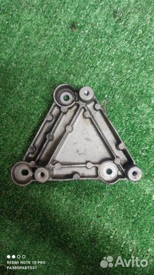 Кронштейн компрессора кондиционера Opel Astra J