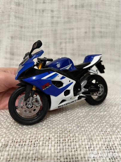 Коллекционная модель Suzuki gsx r maisto 1/12