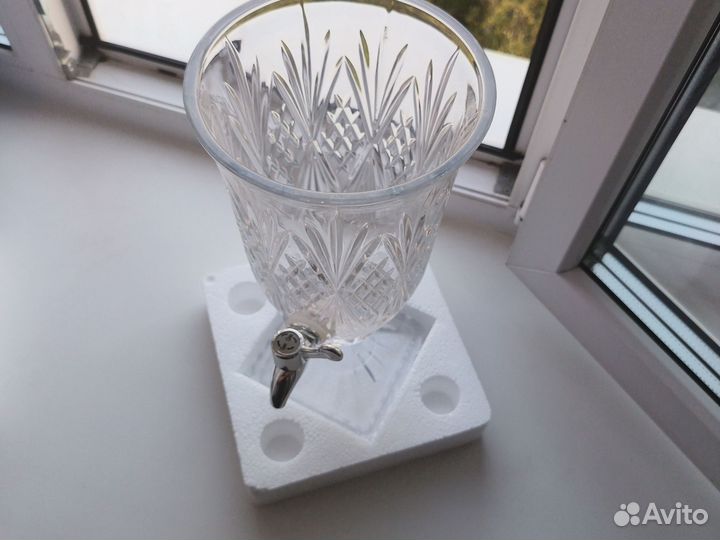 Диспенсер для напитков 2л