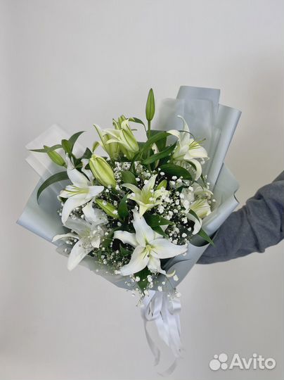 Букет из 5 белых Лилий и Гипсофилы