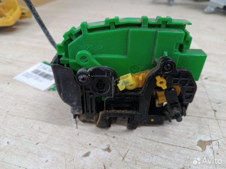 Замок двери задний левый Hyundai Solaris 1 2010