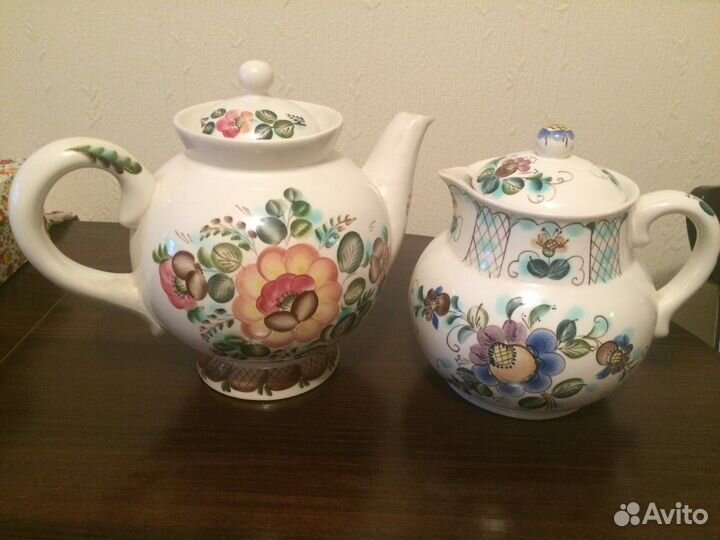 Керамические чайник и кувшин