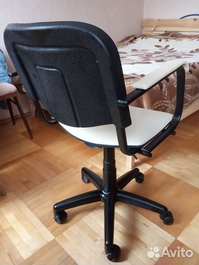 Офисное кресло