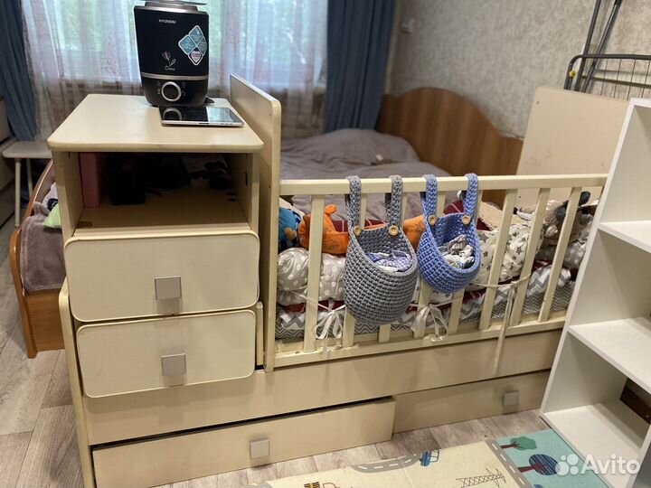 Детская кроватка с маятником