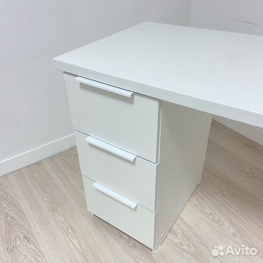 Стол маникюрный 