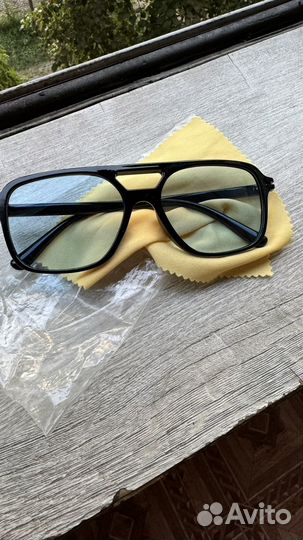 Очки с голубыми линзами