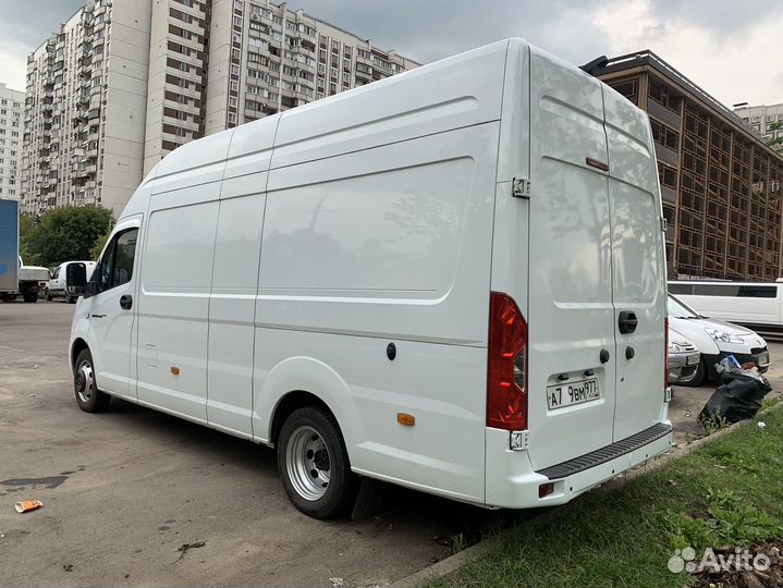 Водитель на личном грузовом автомобиле газель