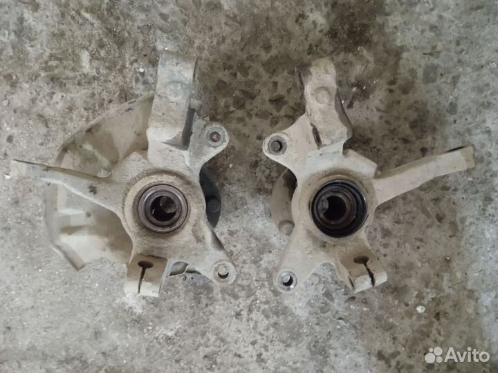 Кулак поворотный правый и левый Мазда 626 GD