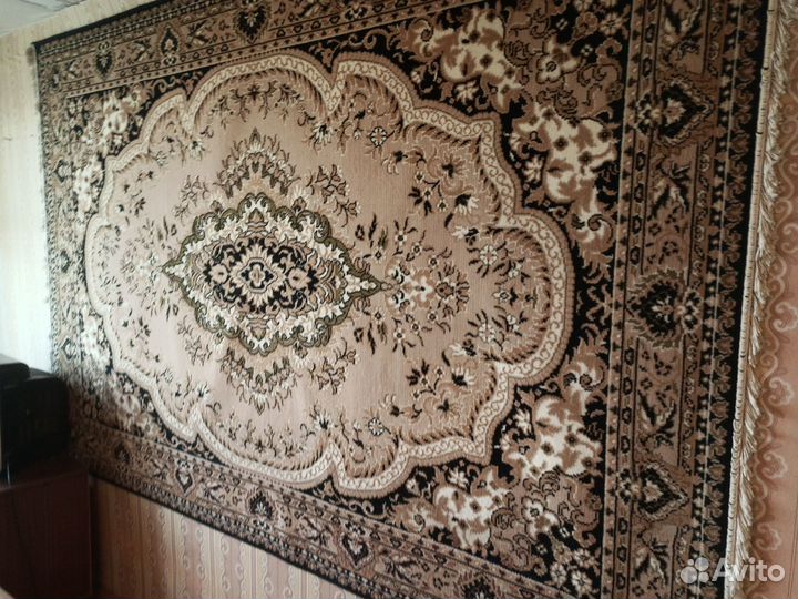 Ковер. Хорошее состояние, но пыльный