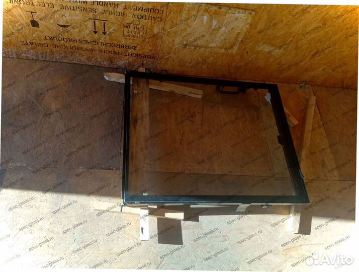 На Komatsy WB93-5/WB97-5 Стекло дверное левое