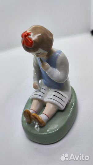 Статуэтка девочка с книгой Городница 30 е годы