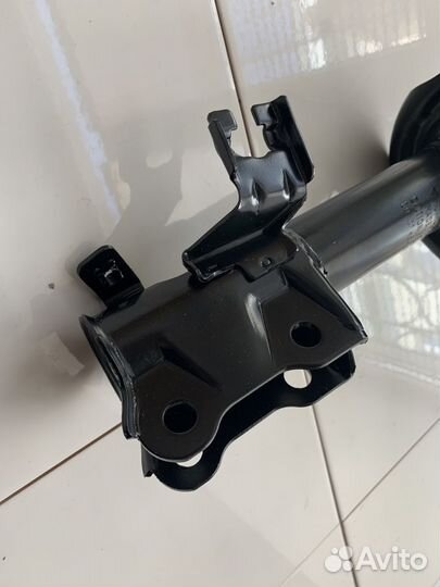 Амортизатор перед лев Nissan Almera N16 Хэтчбек