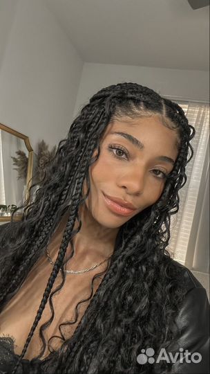 Модель на афрокосы и афрокудри