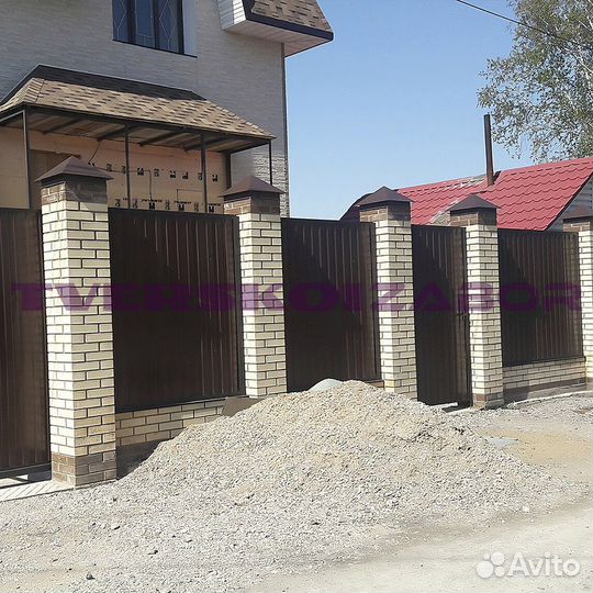 Забор из кирпича и профнастила в Удомле