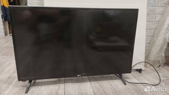 Tелевизор LG 32 LJ500V